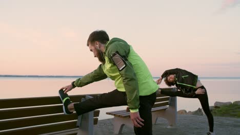 Pareja-deportiva-preparación-para-la-carrera-de-mañana