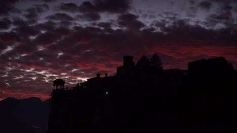 Sonnenuntergang-über-Varlaam-Kloster-in-Meteora,-Griechenland