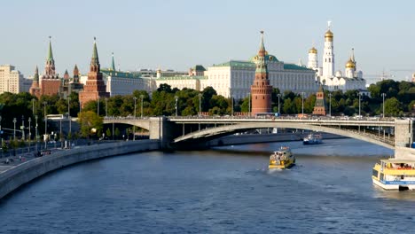 Zeitraffer-der-Moskauer-Kreml-und-Moskwa-Fluss-mit-Kreuzfahrtschiffen,-Russland