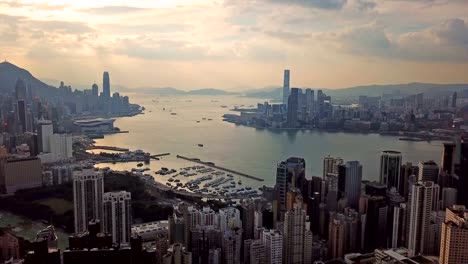 Hong-Kong-Downtown-und-den-Victoria-Harbour.-Bankenviertel-in-smart-City.-Wolkenkratzer-und-Hochhaus-Gebäude.-Luftbild-bei-Sonnenuntergang.