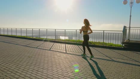 Yoga-und-Pilates-Übungen-auf-dem-Dach