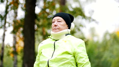 Mujer-en-chaqueta-verde-haciendo-gimnasia