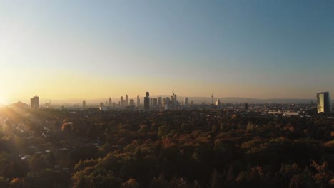 Cine-panorama-aéreo-de-Frankfurt-Skyline-al-atardecer