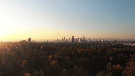 Filmischen-Luftaufnahmen-der-Frankfurter-Skyline-Panorama-bei-Sonnenuntergang