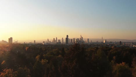 Filmischen-Luftaufnahmen-der-Frankfurter-Skyline-Panorama-bei-Sonnenuntergang