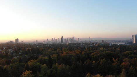 Filmischen-Luftaufnahmen-der-Frankfurter-Skyline-Panorama-bei-Sonnenuntergang