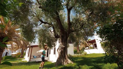 Vater-und-Sohn-gemeinsam-die-Zeit-genießen-und-spielen-markieren-in-den-Garten