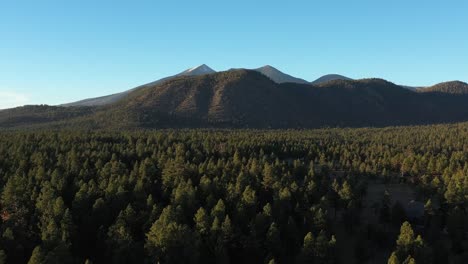 Vista-impresionante-abejón-aéreo-de-Buffalo-park-y-pico-de-Humphrey,-Flagstaff,-Arizona,-USA