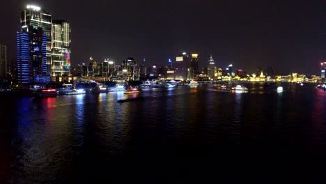 Luftaufnahme-des-Schiffes-läuft-am-Huangpu-River-bei-Nacht/Shanghai,-China