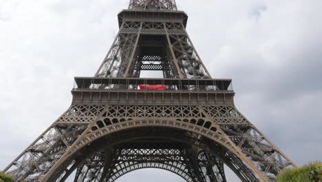 Construcción-de-enrejado-hermoso-de-Eiffel-torre-inclinación-lenta-en-Francia-París-4K