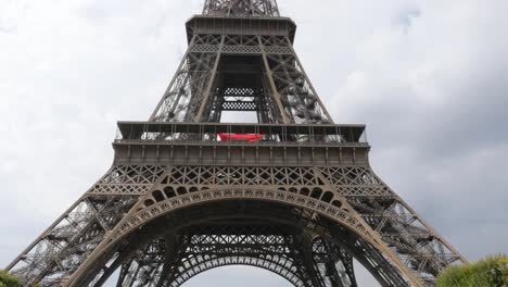 Schöne-Gitter-Bau-der-Eiffel-Turm-langsam-kippen-in-Frankreich-Paris-4K