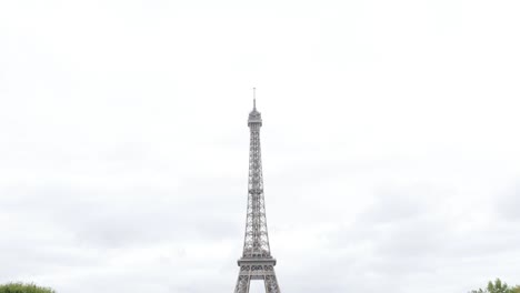 Lento-de-la-inclinación-en-la-construcción-de-enrejado-de-la-Torre-Eiffel-delante-de-cielo-nublado-París-Francia-4-K