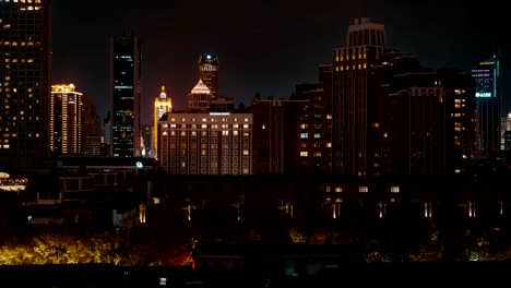 Vista-nocturna-desde-el-Bund-en-Lujiazui-en-Pudong-distric-en-Shanghai,-China.