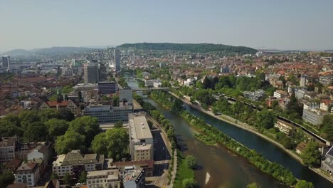 día-soleado-zurich-ciudad-centro-río-aérea-Suiza-panorama-4k