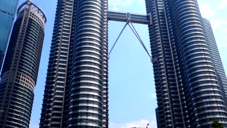 MALAYSIA,-KUALA-LUMPUR---16.-Oktober-2018.-Die-Petronas-Twin-Towers-auf-Himmelshintergrund.-Höchste-Gebäude-der-Welt-bis-2004