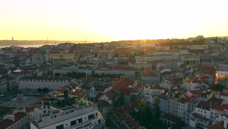 Luftaufnahme-der-Stadtteil-Baixa-in-Lissabon-während-des-Sonnenuntergangs