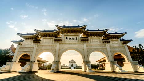 Time-lapse-of-front-gate-of-Chiang-Kai-shek-Memorial-Hall-at-dawn,-Taipei,-Taiwan.-Camera-zoom-in.