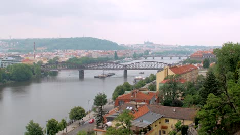 hermosa-vista-de-Praga-en-tiempo-nublado-desde-el-Cerro