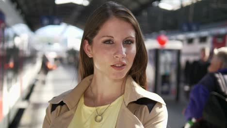 Mujer-joven-caucásica-viajando-a-la-estación-de-tren