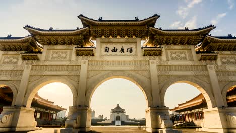 Eingangstor-von-Chiang-Kai-Shek-Memorial-Hall-in-der-Morgendämmerung,-Taipei,-Taiwan