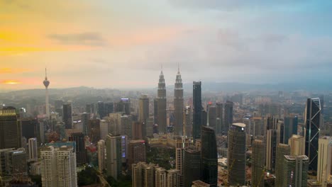 antena-centro-de-iluminación-al-atardecer-kuala-lumpur-Malasia-timelapse-4k-de-panorama