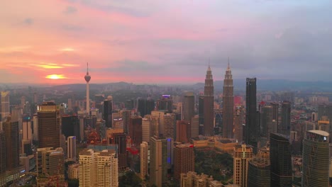 Sunset-Sky-Kuala-Lumpur-centro-de-construcción-aéreo-panorama-timelapse-4k-Malasia