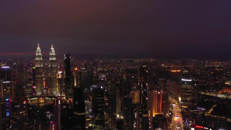 Nachtbeleuchtung-Kuala-lumpur-Innenstadt-berühmten-Türmen-Luft-Panorama-Zeitachse-4k-malaysia