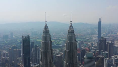 Sonnliche-Tag-Kuala-Lumpur-Stadt-in-der-Innenstadt-berühmten-Türmen-in-der-Luft-Panorama-4k-malaysia