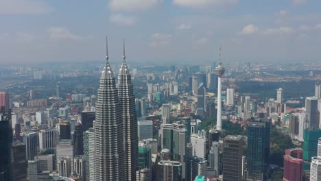 soleado-día-Kuala-Lumpur-ciudad-centro-famosas-Torres-Tops-panorama-aéreo-4k-Malasia