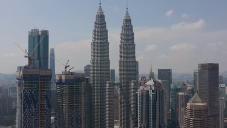 Sonnliche-Tag-Kuala-Lumpur-Stadt-in-der-Innenstadt-berühmten-Türmen-in-der-Luft-Panorama-4k-malaysia