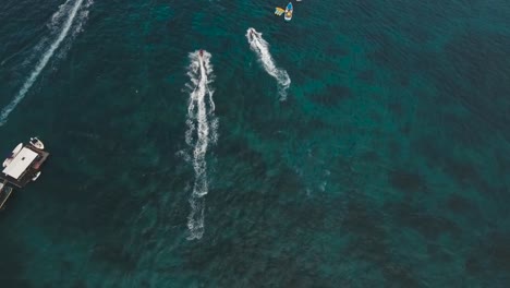 Wassersport-mit-Jet-Ski-auf-dem-Meer