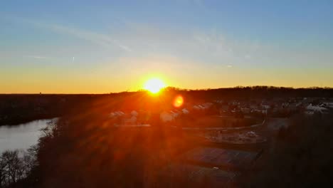 Hermosa-vista-del-panorama-aéreo-de-sector-residencial-privado-frente-al-mar-en-USA-al-atardecer