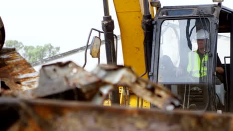 Männliche-Arbeitnehmer-operativen-Bagger-Maschine-4k