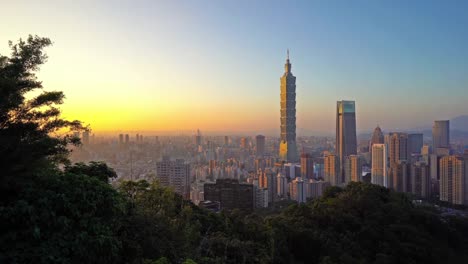 Ein-wunderschönes-Gebäude-Architektur-Stadtleben-in-Taipei-taiwan