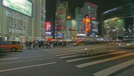 Eine-Menge-von-Menschen-und-Verkehr-in-Ximending-Straßenmarkt-in-Taipeh,-Taiwan