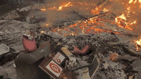 Die-Reste-des-traditionellen-Lagerfeuers-nach-der-Falles-Nacht