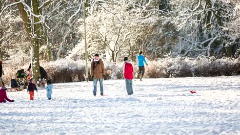 Corredor-en-el-parque-de-invierno-con-nieve