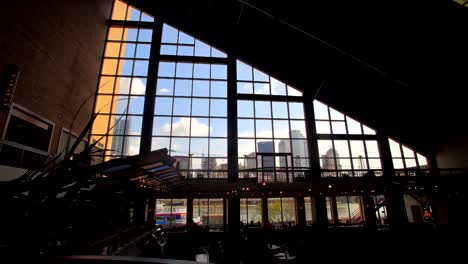 Stadt-timelapse-durch-große-Fenster