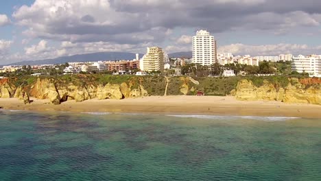 Luftaufnahme-von-Praia-da-Rocha-in-Portimao-der-Algarve,-Portugal