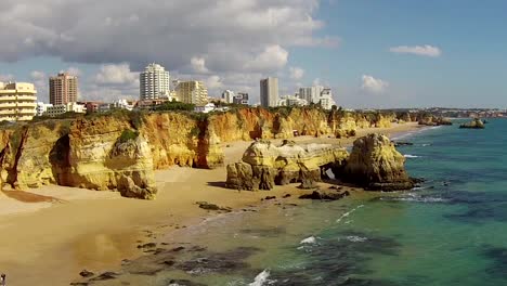 Vista-aérea-de-Praia-da-Rocha-cerca-Portimao-del-Algarve-en-Portugal