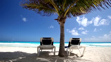 Tropischen-Strand-mit-Sonnenschirmen-und-Betten