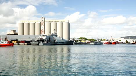 Fabrik-mit-patrol-Boot-kommen-Sie-im-Hafen-von-port-louis