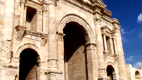 Hadrian's-Arch-of-Triumph-in-Jerash,-Jordan