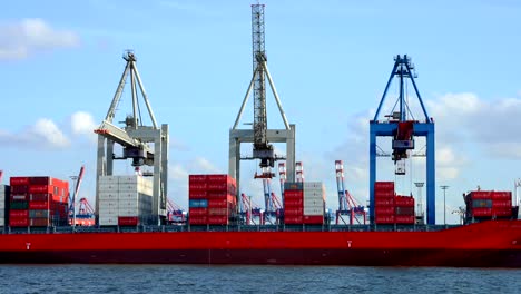 cranes-laden-ein-Frachtschiff-im-Hafen