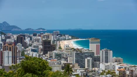 Zeitraffer-Aufnahme-von-Ipanema-Beach-und-die-skyline-von-Rio-de-Janeiro-in-Brasilien