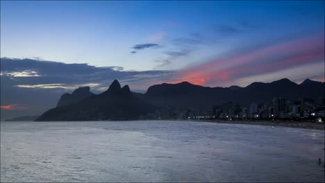 Brasilien-und-Rio-Sonnenuntergang-am-Strand-von-Ipanema