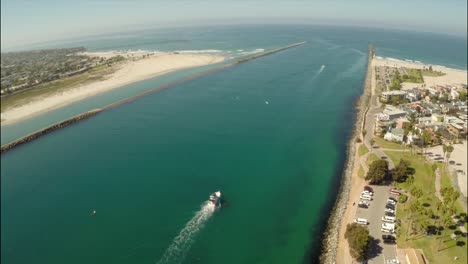 Luftaufnahme-von-einem-Boot-in-Mission-Bay-in-San-Diego