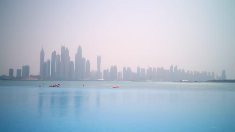 Día-soleado-dubai-marina-vista-a-la-piscina-lapso-de-tiempo