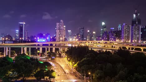 TL,-WS-hora-pico-de-tráfico-en-varias-autopistas-y-flyovers-at-night-Shanghai,-China