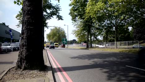 Die-rasenden-Verkehr-auf-einer-großen-städtischen-Straße-in-England.